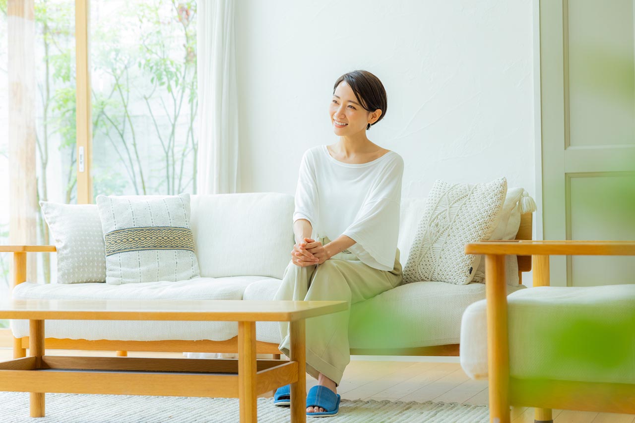 ソファに座る女性のイメージ画像