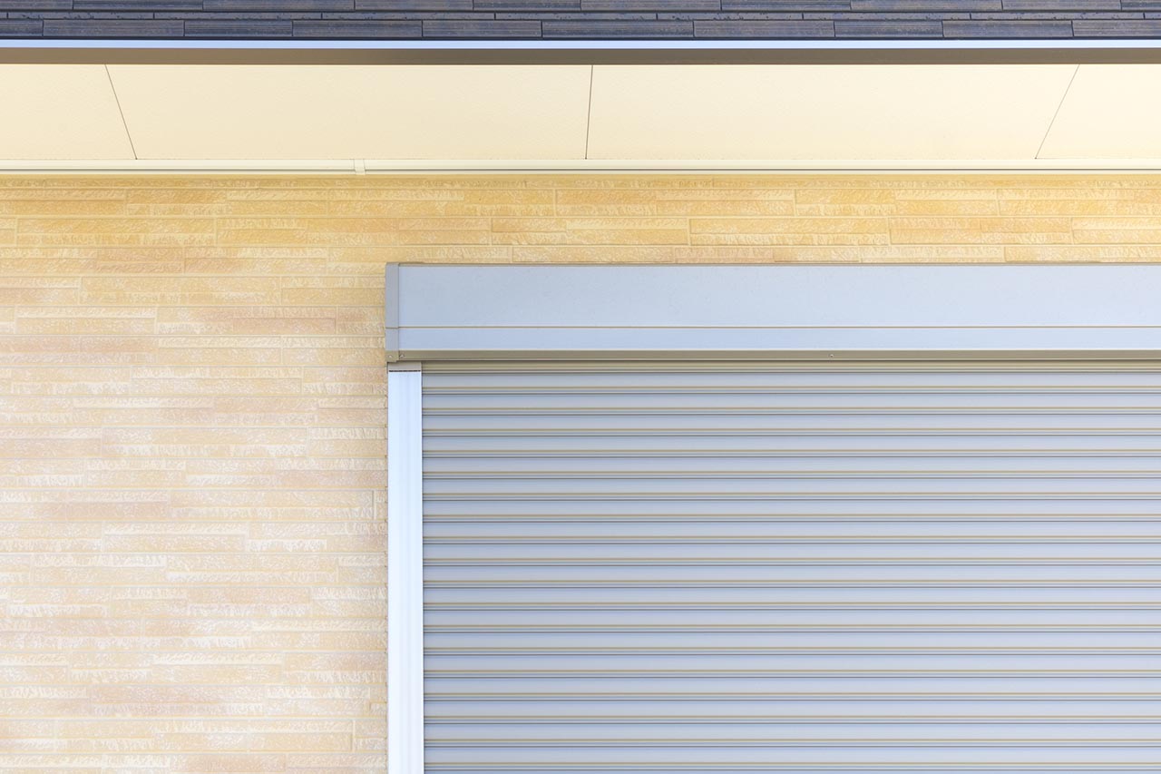 シャッターが設置された掃き出し窓のイメージ画像